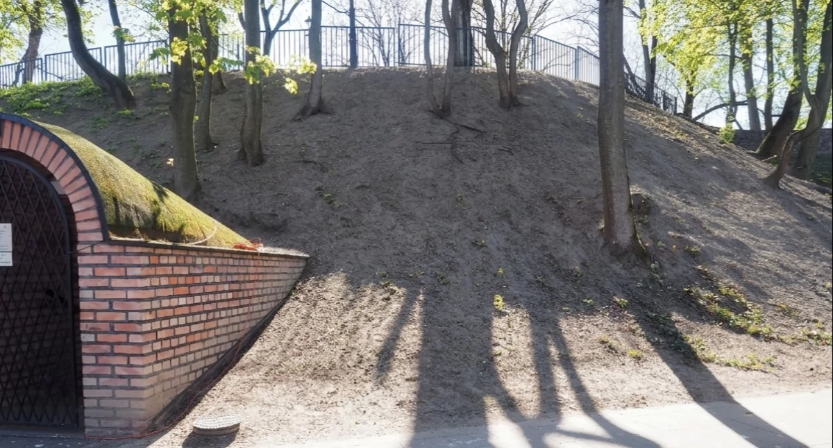 Policja, Nietrzeźwy odurzony narkotykami latek spadł Wzgórza Abrahama - zdjęcie, fotografia