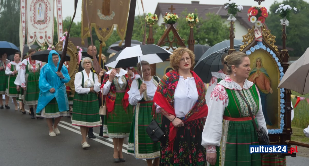 Wiara, Deszczowa wyjątkowo barwna procesja Bożego Ciała Pniewie - zdjęcie, fotografia