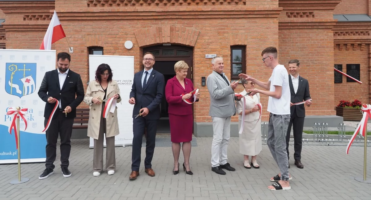 Miasto, życie dawnych koszar Uroczyste otwarcie inwestycji mieszkaniowej Pułtusku połączone odsłonięciem historycznych tablic - zdjęcie, fotografia