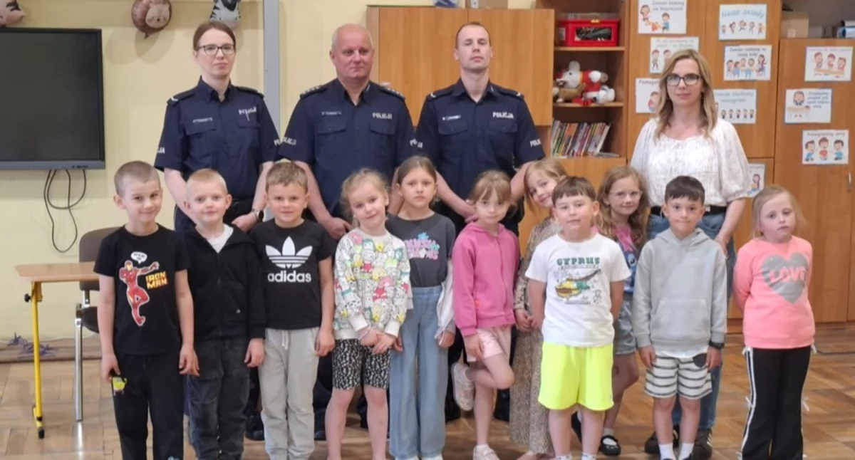 Policja, Bezpieczeństwo przede wszystkim Policjanci przygotowują uczniów wakacji - zdjęcie, fotografia