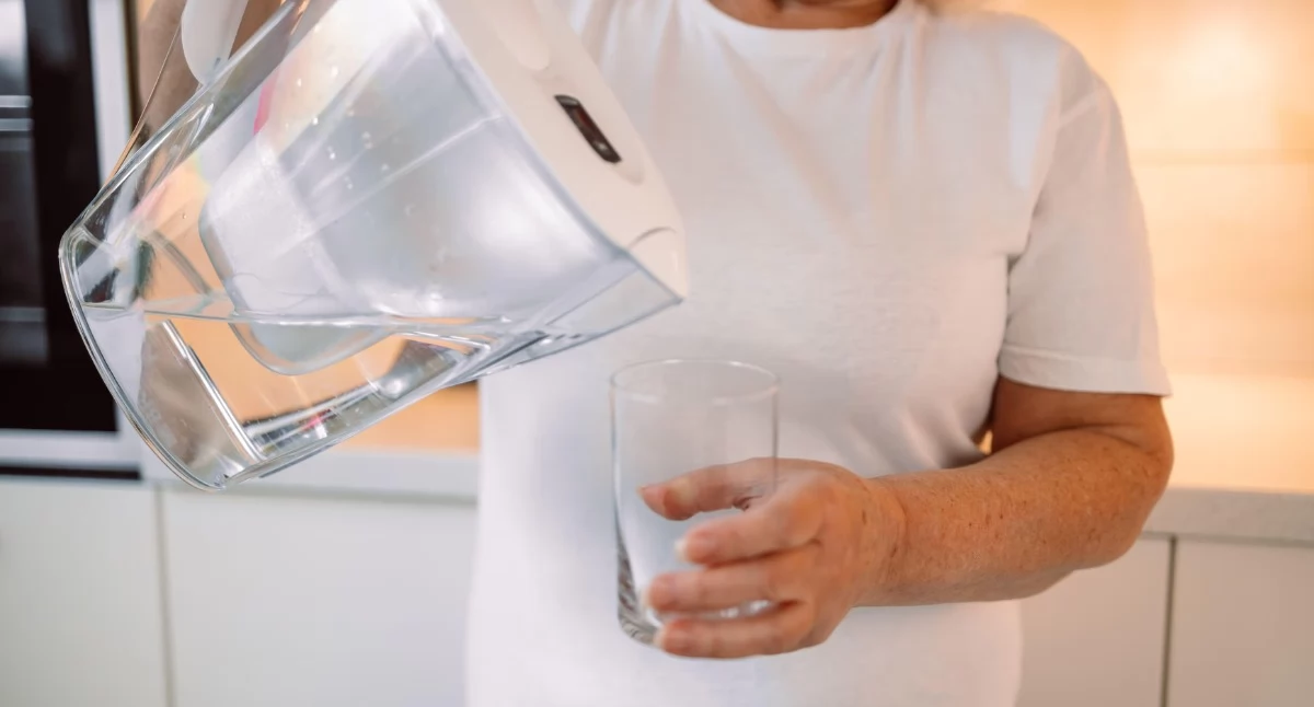 Zdrowie, Dzbanki filtrujące lupą - zdjęcie, fotografia