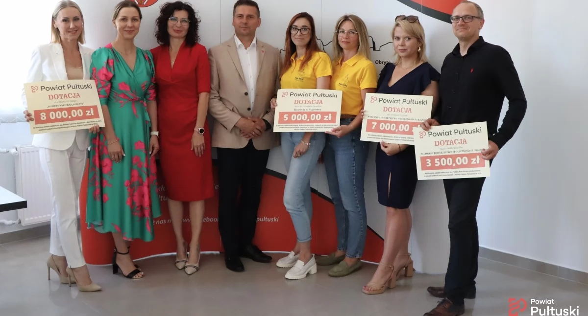 WIADOMOŚCI ZE STAROSTWA POWIATOWEGO, Kolejne umowy przedstawicielami podpisane - zdjęcie, fotografia