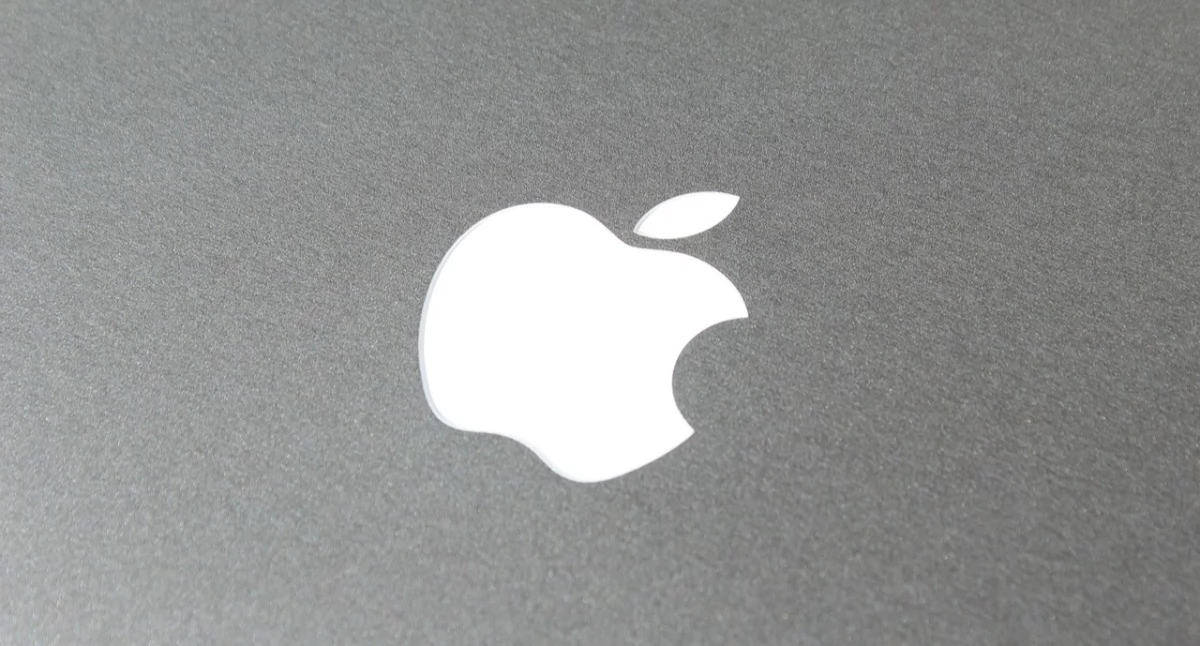 Artykuł zewnętrzny, Lekki laptop podróży pracy zdalnej dlaczego użytkownicy wybierają MacBooka - zdjęcie, fotografia