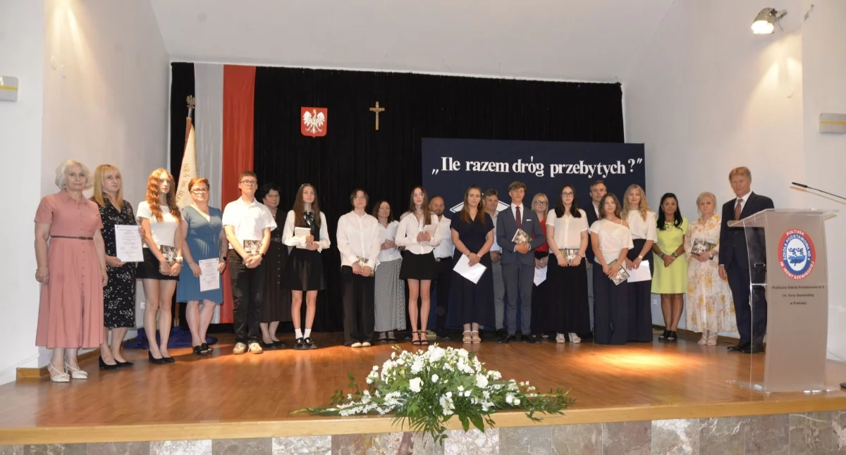 Edukacja, Wzruszające pożegnanie ósmoklasistów Czwórki - zdjęcie, fotografia