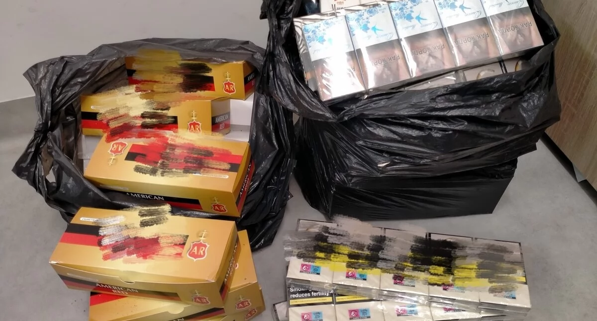 Kontrabanda w osiedlowym sklepie. Pułtuscy kryminalni przejęli tysiące nielegalnych papierosów
