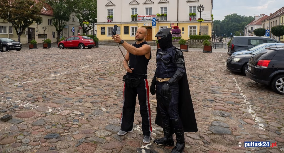 Batman już w akcji! Od świtu kwestuje dla Patryka i Antka. Wieczorem Pułtusk stworzy Łańcuch Dobrych Serc