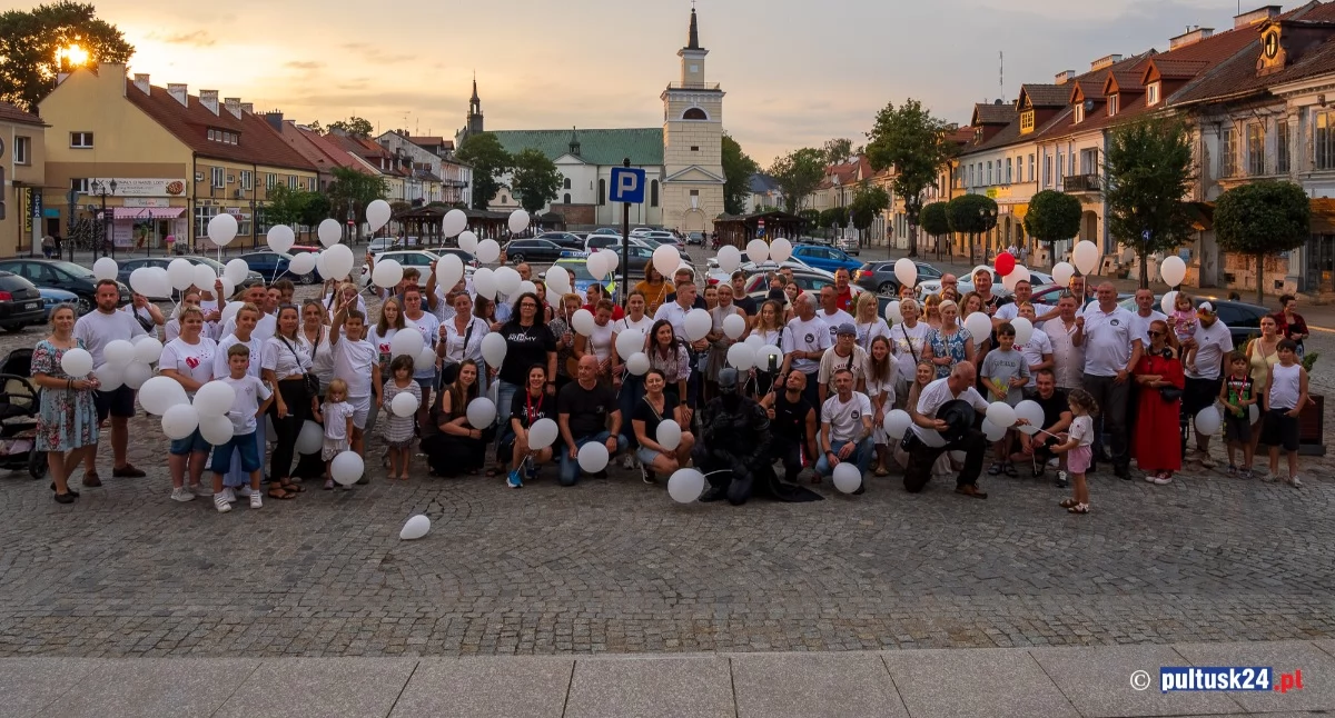 Pomoc, Pułtusk połączył serca! Łańcuch Dobrych rynku godzinne wyzwanie Batmana - zdjęcie, fotografia