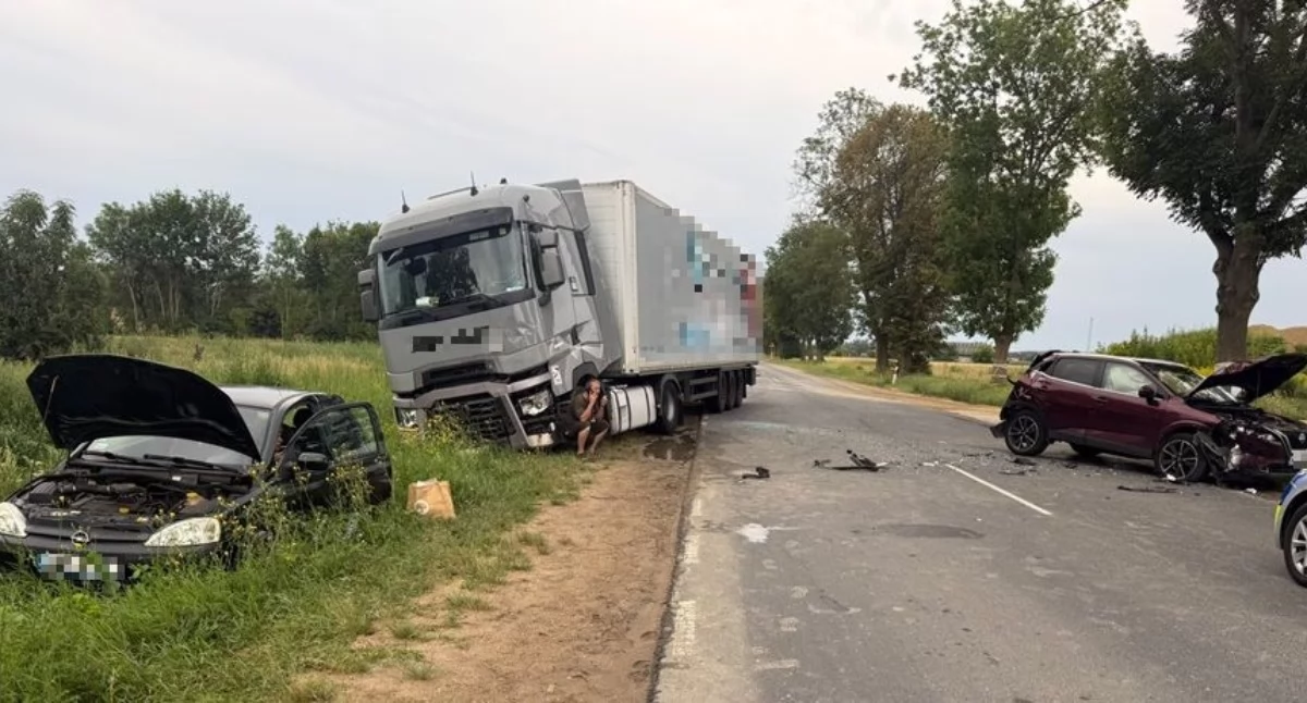 Jedna osoba trafiła do szpitala. Kolizja z udziałem ciężarówki i dwóch aut na DK61 pod Pokrzywnicą