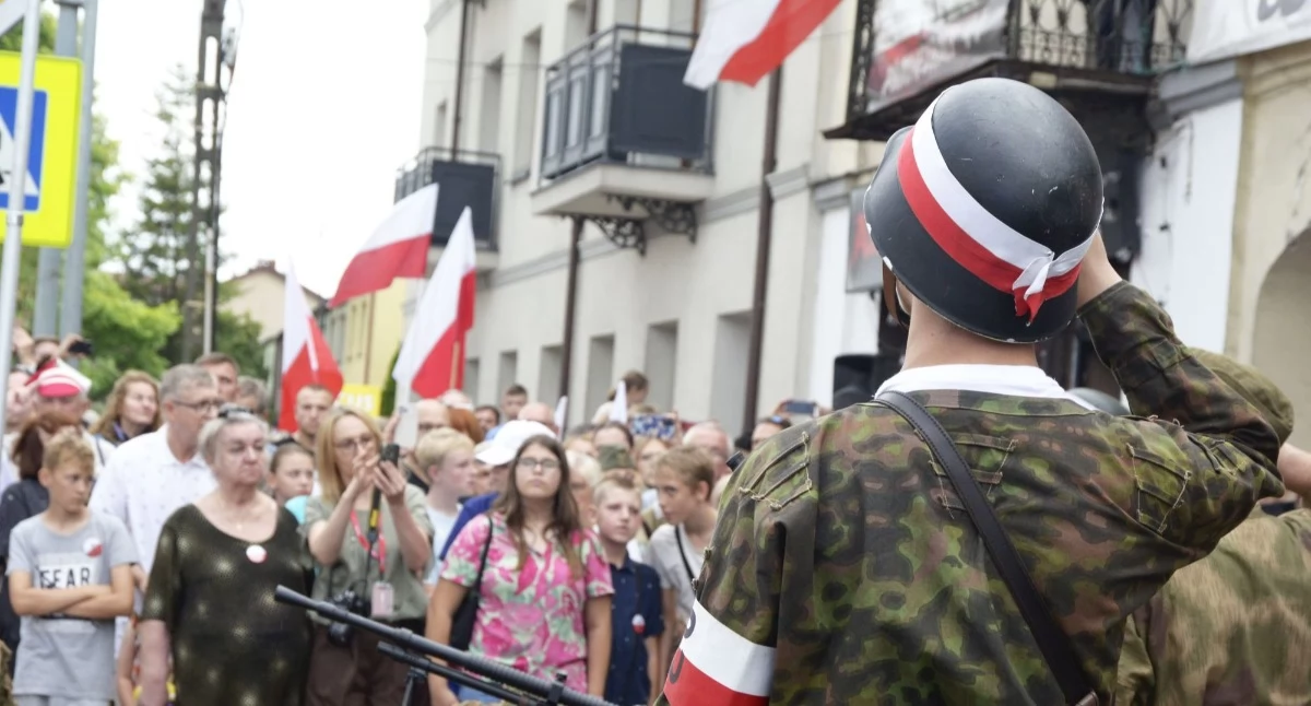 Proszę sobie wyobrazić stosy trupów sięgające drugiego piętra... Budujmy pomnik bohaterom Powstania Warszawskiego każdą wyciągniętą dłonią, nie pięścią... Nie bądźmy obojętni!