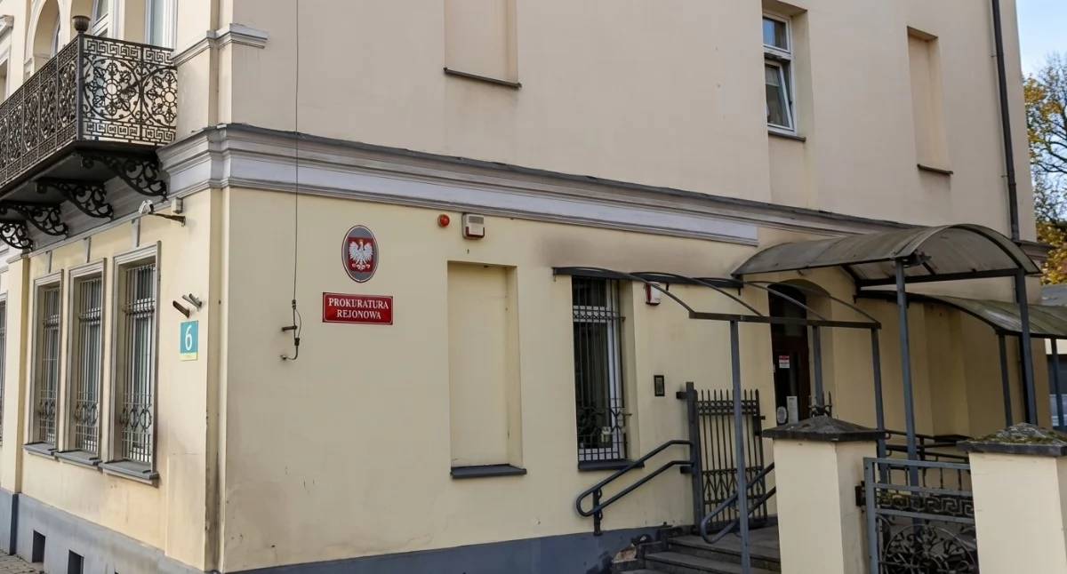 Przystawił przedmiot przypominający broń do głowy i zażądał kluczyków. Sprawę prowadzi pułtuska prokuratura