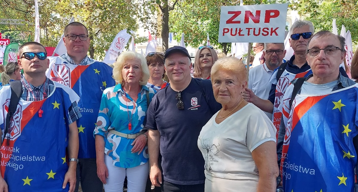 Społeczeństwo, „Politycy tablicy!” Pułtuscy nauczyciele protestowali Warszawie - zdjęcie, fotografia