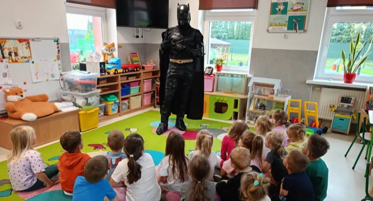 Kultura, Pułtuski Batman odwiedza przedszkole! - zdjęcie, fotografia