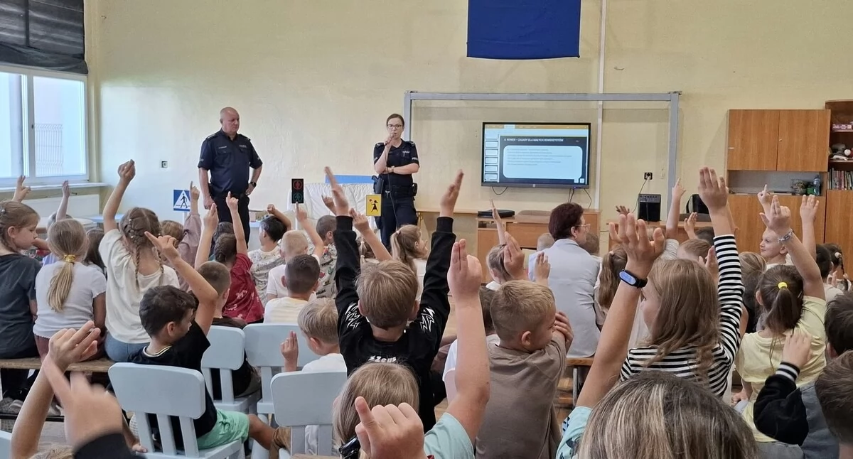 Policja w Pułtusku edukuje uczniów: Trwa akcja „Bezpieczna droga do szkoły”