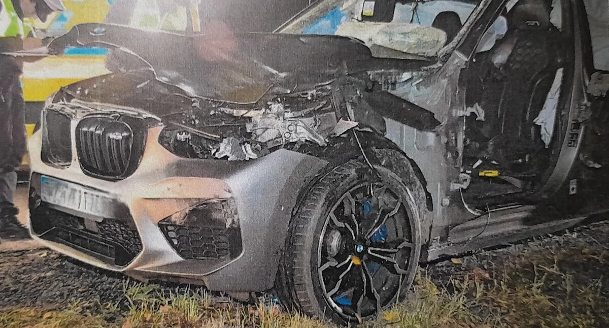 BMW uderzyło w łosia, dwie młode osoby w szpitalu