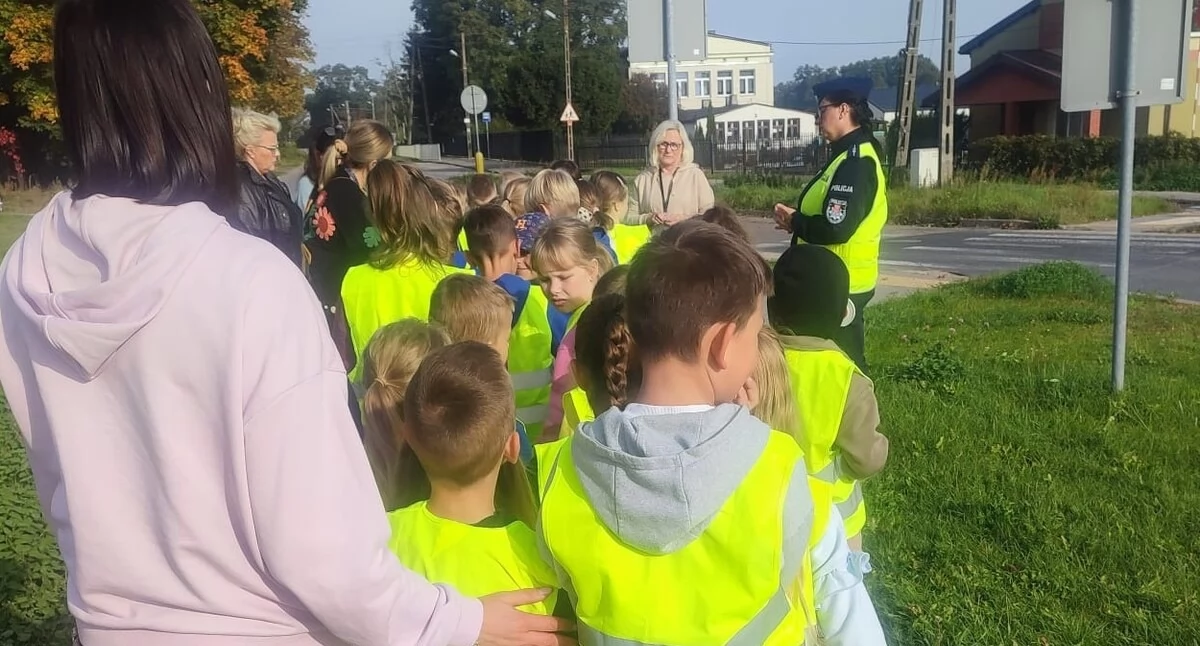 Policja, Teoria klasie praktyka jezdni Policjantki uczyły najmłodszych bezpiecznych nawyków Przemiarowie - zdjęcie, fotografia