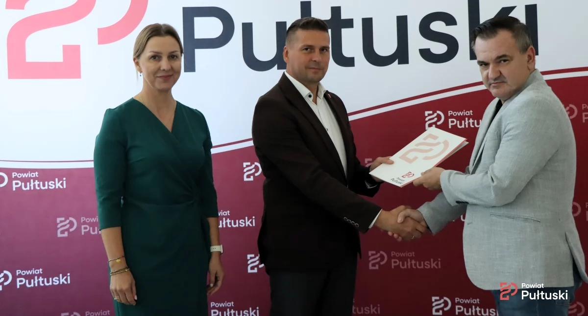 WIADOMOŚCI ZE STAROSTWA POWIATOWEGO, Powiat Pułtuski podpisał umowę remont magazynu obrony cywilnej - zdjęcie, fotografia