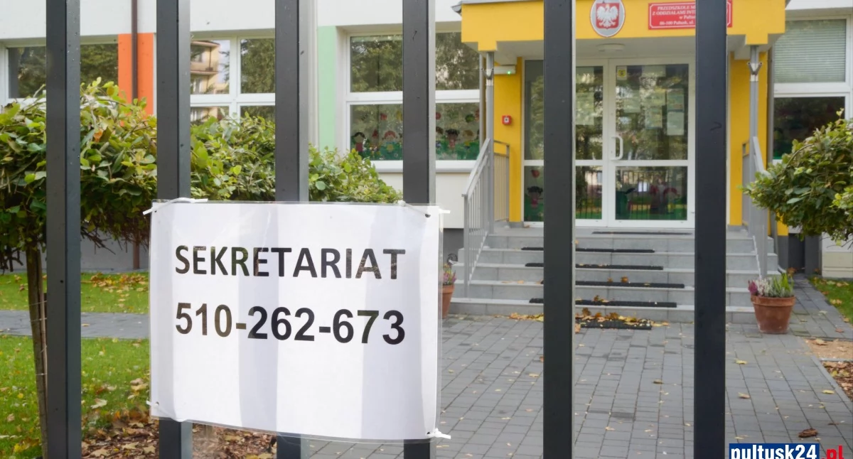 - Dzisiaj w przedszkolu było 51 dzieci na 225 zapisanych – mówi nam Katarzyna Przewłocka, dyrektor przedszkola numer 5 w Pułtusku. - Strażnik pojawił się po godzinie 7:30. Po chwili przybyli też policjanci. Były to trzy panie - informuje dyrektor szk