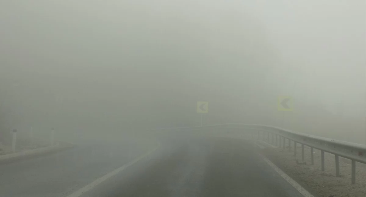 Gęsta mgła sparaliżuje drogi w powiecie pułtuskim. IMGW wydało żółty alert
