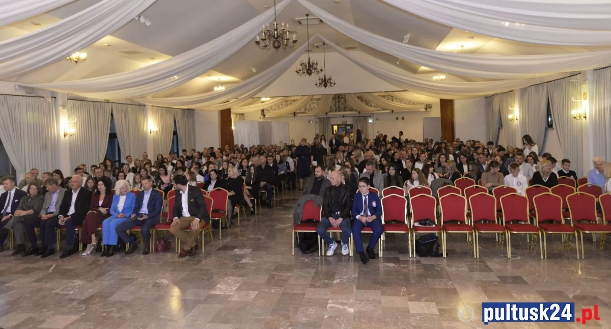Edukacja, Młodzi zdolni mieszkańcy Pułtuska nagrodzeni Uroczysta wręczenia stypendiów motywacyjnych Burmistrza Miasta Pułtusk - zdjęcie, fotografia