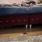 Na łóżku śpi 3-letni chłopiec