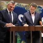 Porozumienie dotyczące wspólnego biletu podpisali wicemarszałek Rafał Rajkowski i...