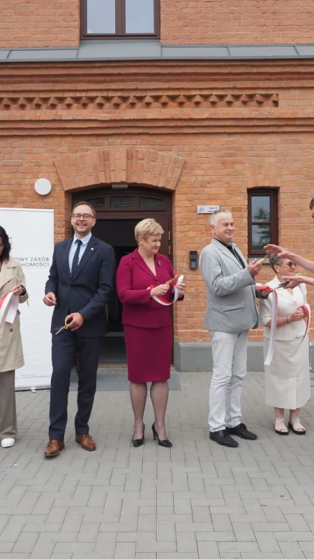 Nowe życie dawnych koszar. Uroczyste otwarcie inwestycji mieszkaniowej w Pułtusku połączone z odsłonięciem historycznych tablic