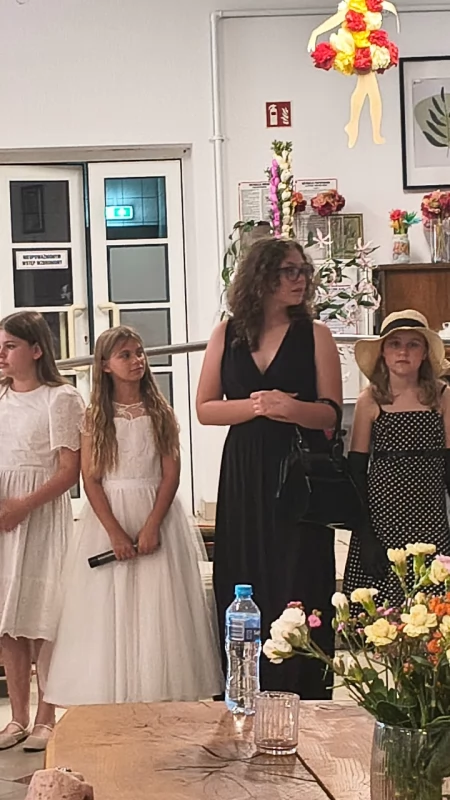 Młodzi artyści z Błędostowa skradli serca rodziców i seniorów – „Pchła Szachrajka” na scenie!