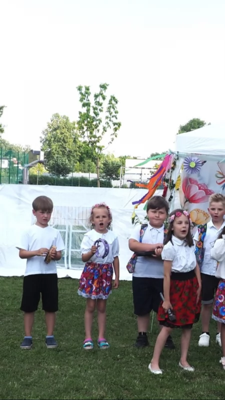 Mama mnie przyprowadziła, tata w aucie został. Gdyby na to wszystko patrzył, zawału by dostał!... Smerfy pożegnały się dziś z przedszkolem numer 4!