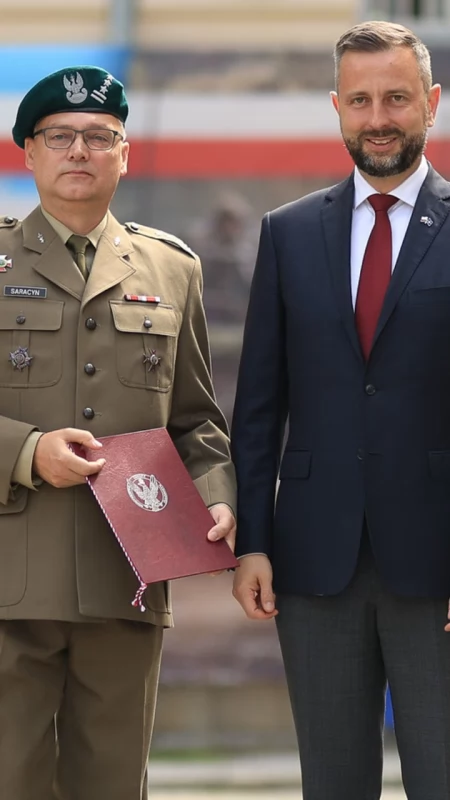 Marku! Panie Pułkowniku! Profesorze! Serdeczne gratulacje! Płk Marek Saracyn staje na czele WAM w Łodzi! To historyczny moment!