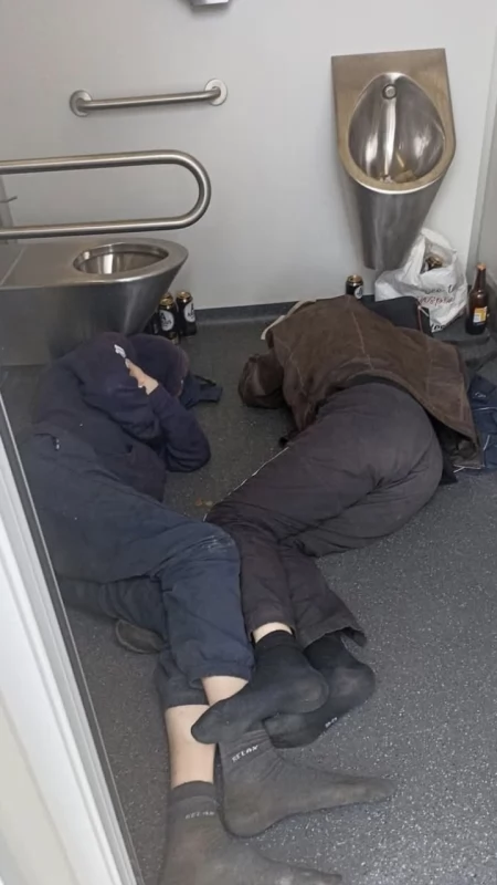 Miejskie toalety i poczekalnia autobusowa wykorzystywane niezgodnie z przeznaczeniem