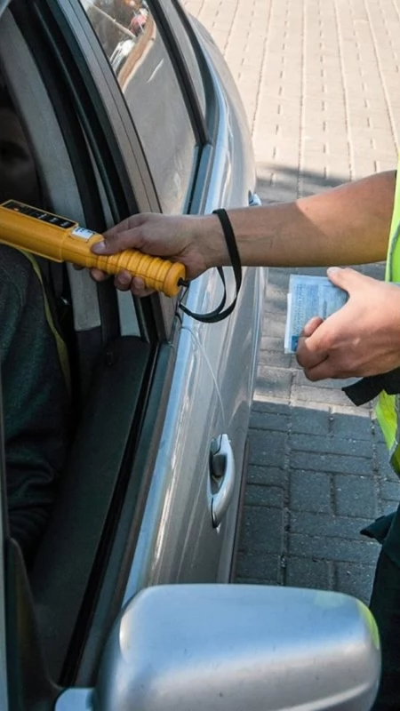 Skrajna nieodpowiedzialność na drogach. Jeden z zakazem, drugi z dwoma promilami i dożywociem