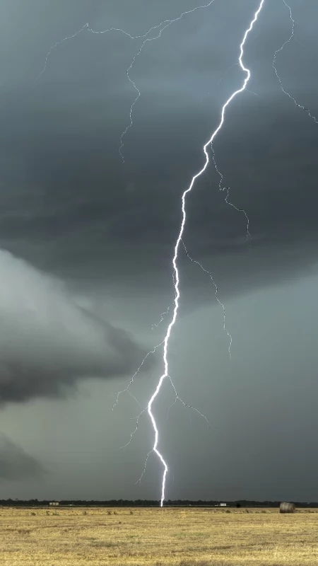 Źółty alert dla powiatu pułtuskiego. Prognozowane burze, ulewy i porywisty wiatr