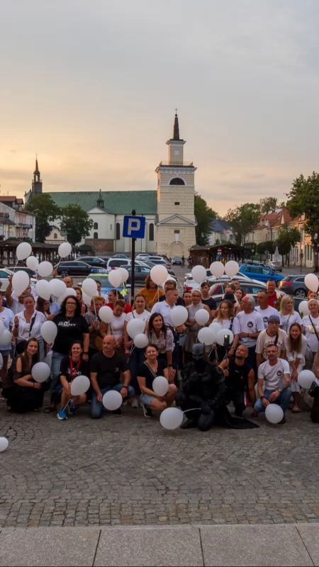 Pułtusk połączył serca! Łańcuch Dobrych Serc na rynku i 24-godzinne wyzwanie Batmana