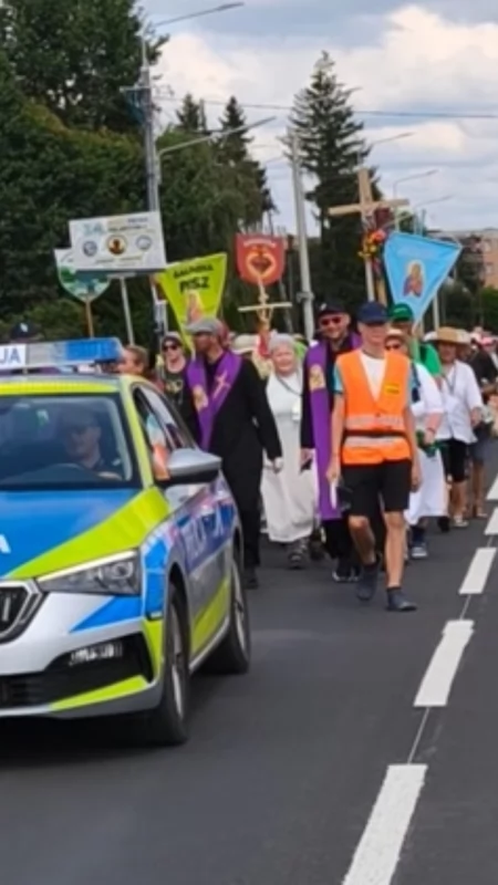 Bezpieczna droga do Częstochowy. Pułtuscy policjanci zabezpieczali przemarsz Ełckiej Pielgrzymki Pieszej