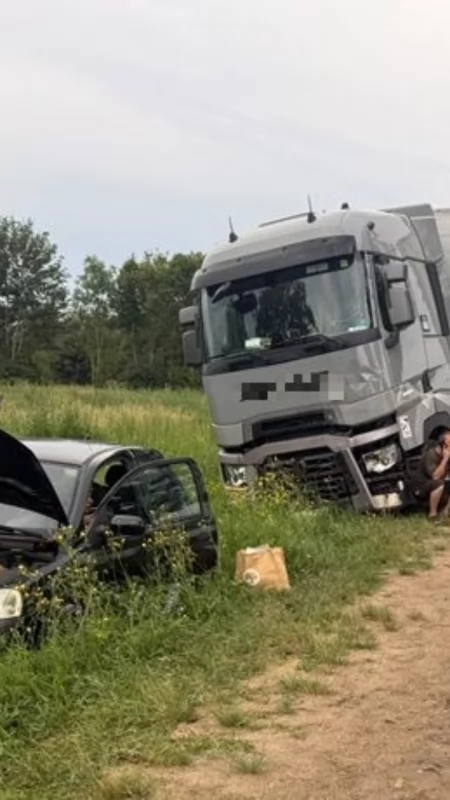  Jedna osoba trafiła do szpitala. Kolizja z udziałem ciężarówki i dwóch aut na DK61 pod Pokrzywnicą
