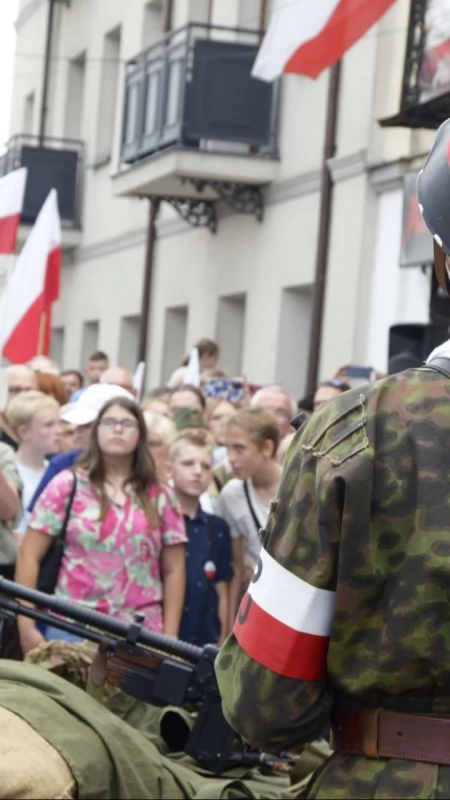 Proszę sobie wyobrazić stosy trupów sięgające drugiego piętra... Budujmy pomnik bohaterom Powstania Warszawskiego każdą wyciągniętą dłonią, nie pięścią... Nie bądźmy obojętni!