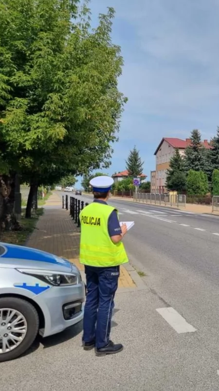 Bezpieczny powrót do szkół: mazowiecka policja sprawdza oznakowanie dróg przed nowym rokiem szkolnym