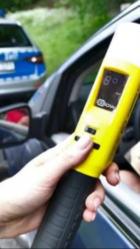 Nocny rajd z ponad promilem. Pijany kierowca Volkswagena zatrzymany na pułtuskim Rynku