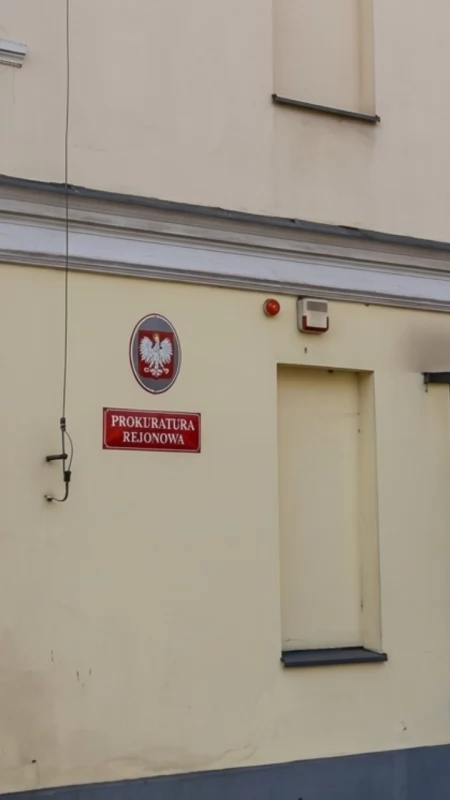 Przystawił przedmiot przypominający broń do głowy i zażądał kluczyków. Sprawę prowadzi pułtuska prokuratura