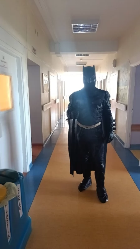 Mroczny Rycerz, wielkie serce. Pułtuski Batman wraca na oddziały dziecięce!