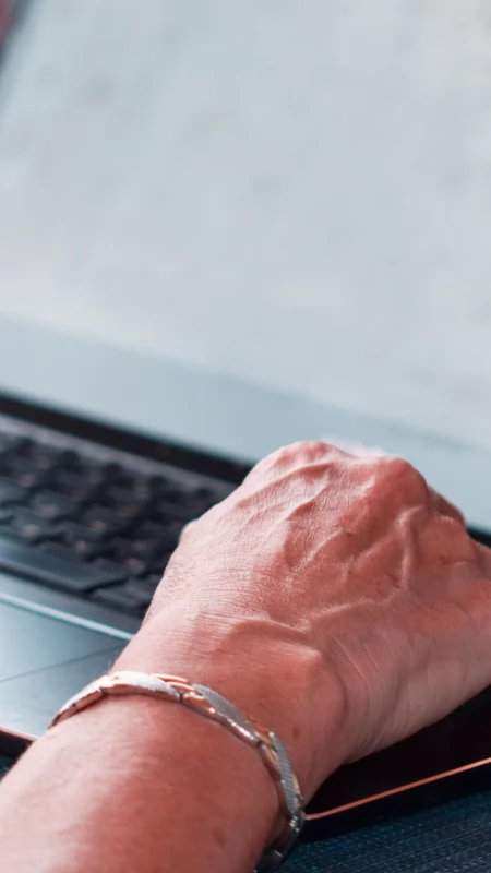 Chcieli pomnożyć oszczędności, stracili majątek życia. Seniorzy z Pułtuska oszukani na 400 tysięcy złotych