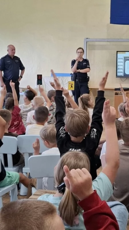 Policja w Pułtusku edukuje uczniów: Trwa akcja „Bezpieczna droga do szkoły”  