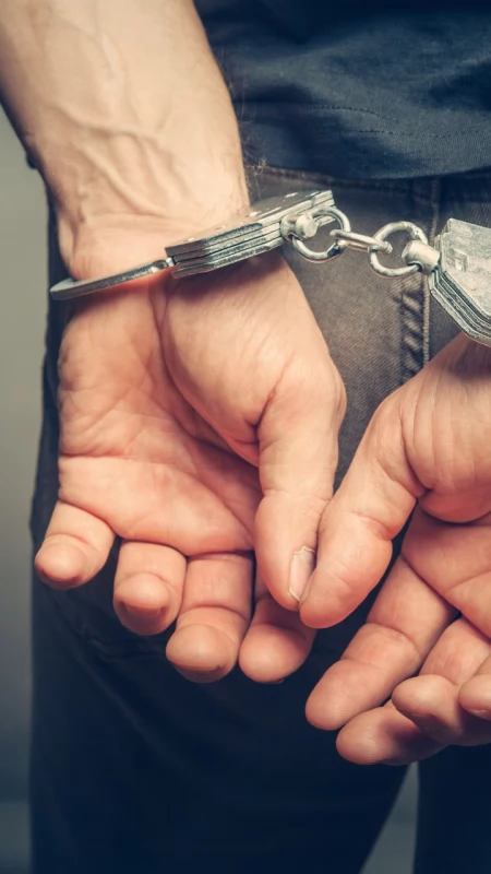 Cztery zarzuty dla agresywnego 32-latka. Zaatakował ratowników i zniszczył karetkę w Pułtusku