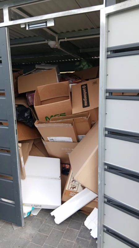 Jak NIE segregować śmieci. Barykada z kartonów we wspólnej altanie