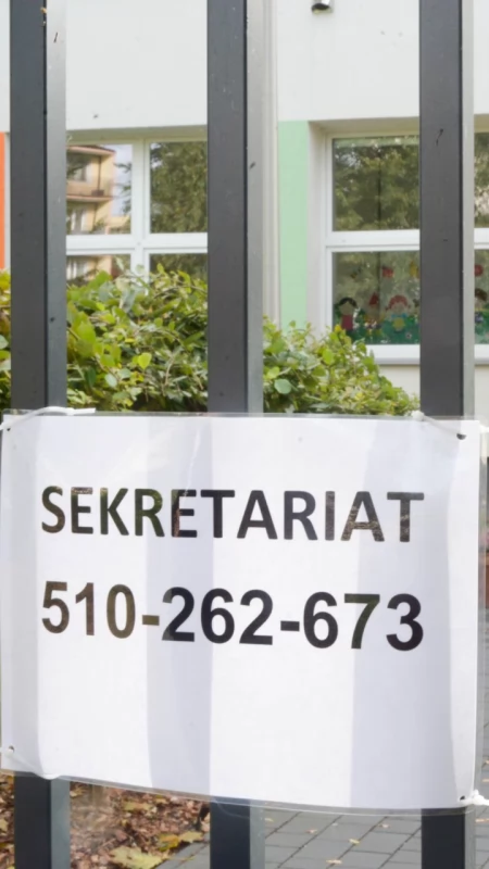 Pustki w klasach i policyjne patrole. Pułtusk reaguje po ataku nożownika