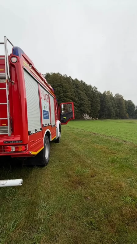 Pożar pozostałości roślinnych w Pniewie Kolonii. Interweniowali strażacy