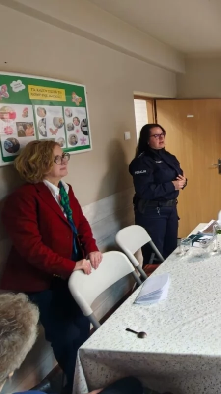 Wiedza i czujność najlepszą obroną. Pułtuscy policjanci i ZUS z wizytą w Senior+