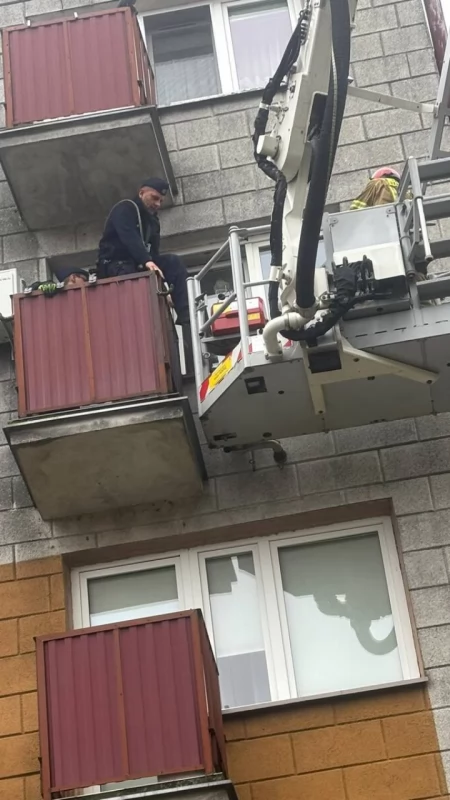 Pies uwięziony w bloku. Pomogli policjanci