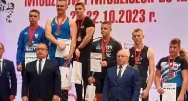 Trzy złote medale najmłodszych sztangistów MKS „Narew” i I miejsce drużynowo. Kolejne sukcesy zawodników Zdzisława Pieńkosa