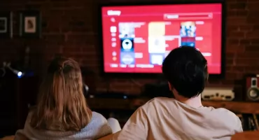 Nieznane funkcje Smart TV. Czy telewizor może nas podsłuchiwać?